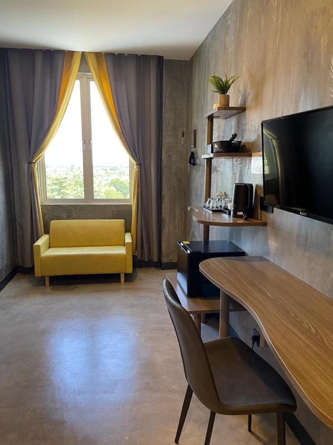 Sri Indar Hotel & Suites Парит-Бунтар Экстерьер фото
