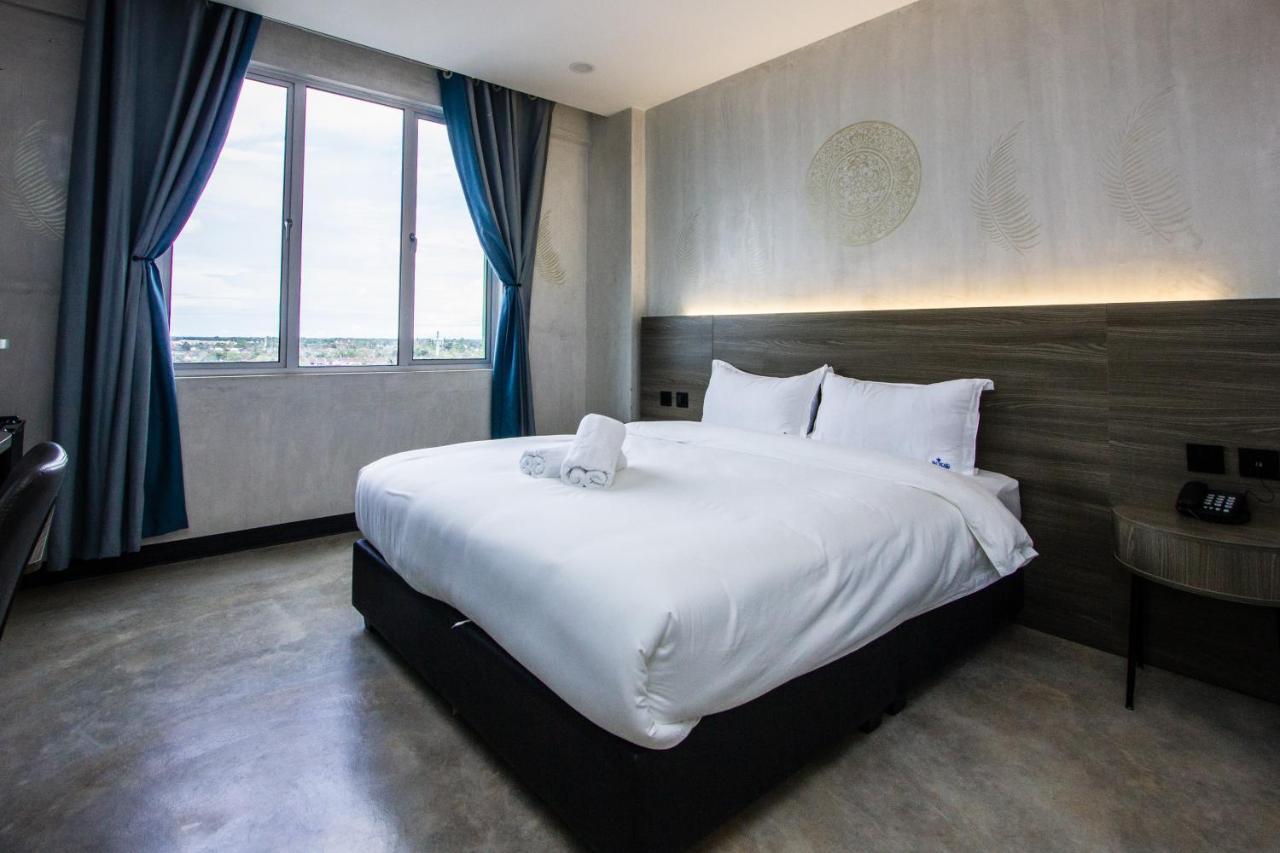 Sri Indar Hotel & Suites Парит-Бунтар Экстерьер фото
