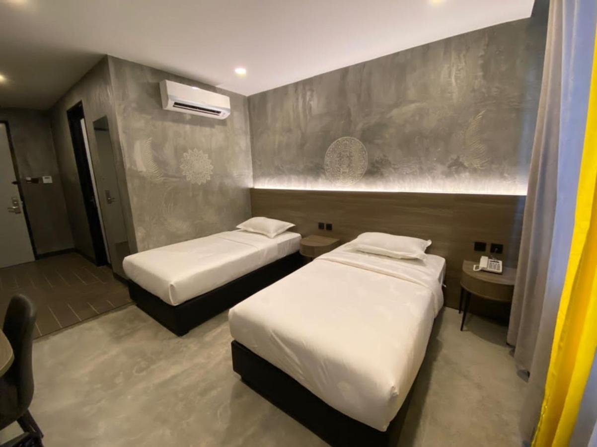 Sri Indar Hotel & Suites Парит-Бунтар Экстерьер фото