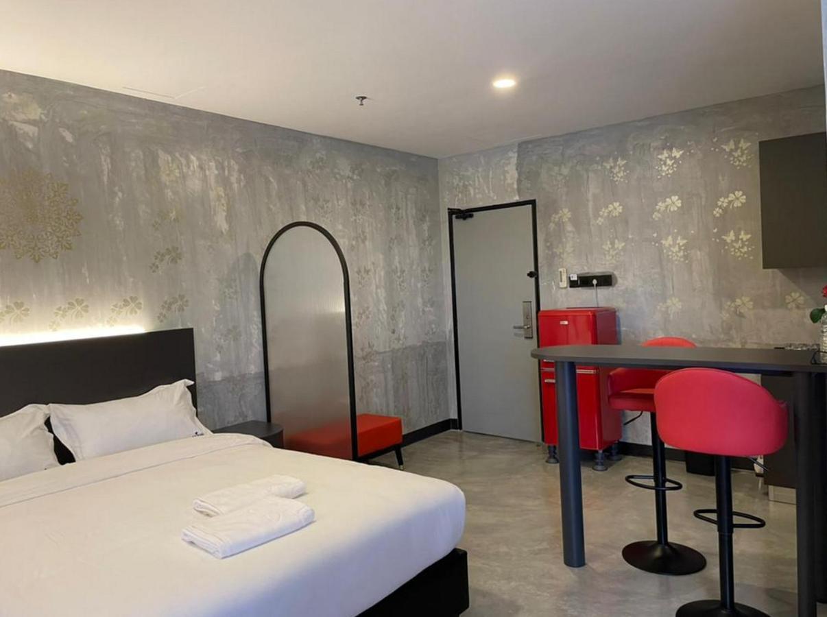 Sri Indar Hotel & Suites Парит-Бунтар Экстерьер фото